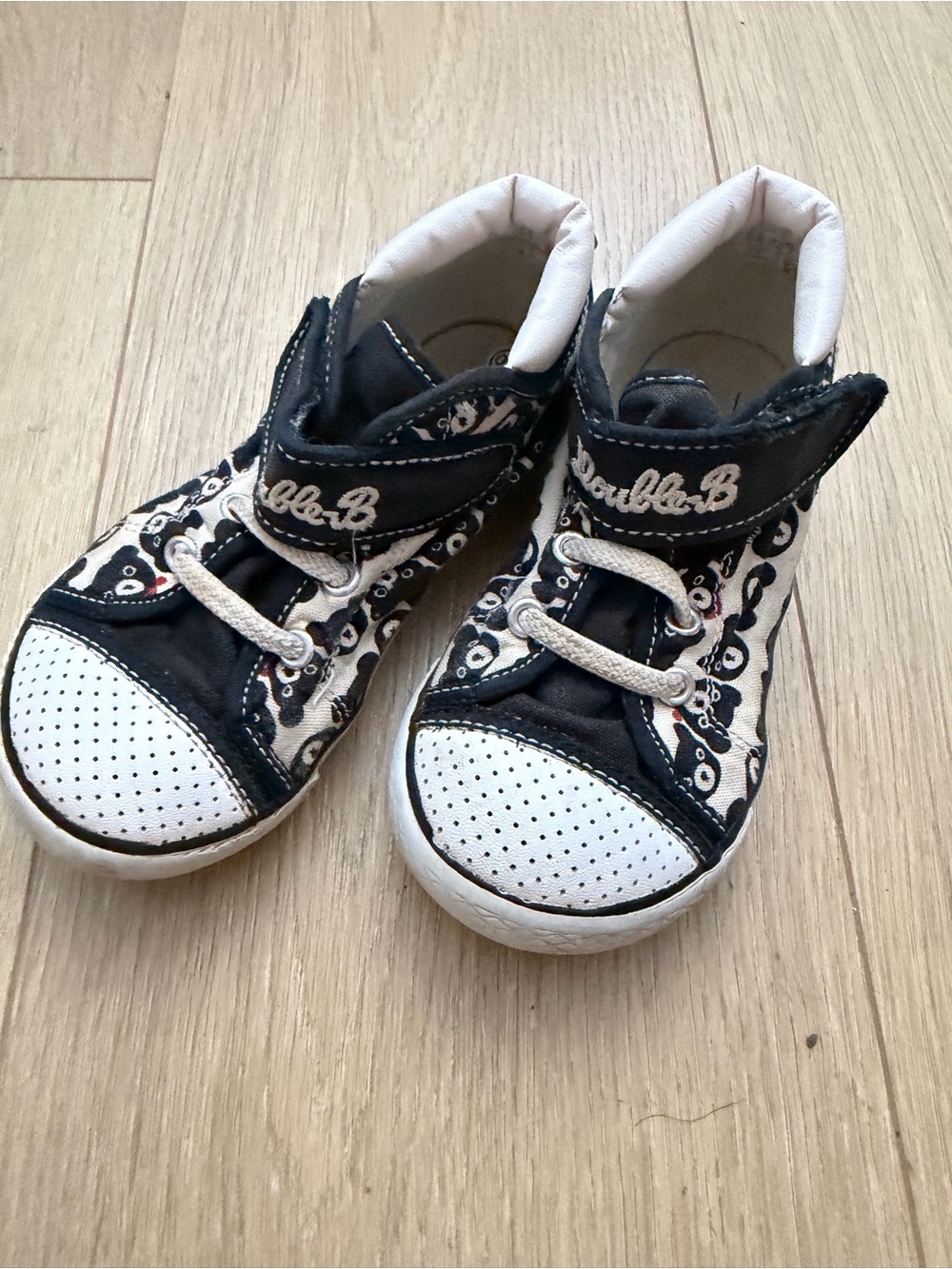 Miki house double B Kids Navy and White Patterned Sneakers size 17.0 or 11us